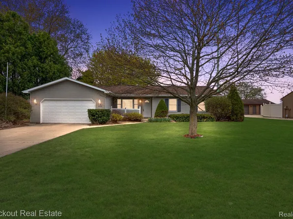 2309 N Berkshire Dr, Saginaw, MI 48603