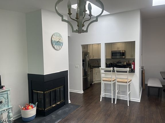 4th image of 237 Robertson Way