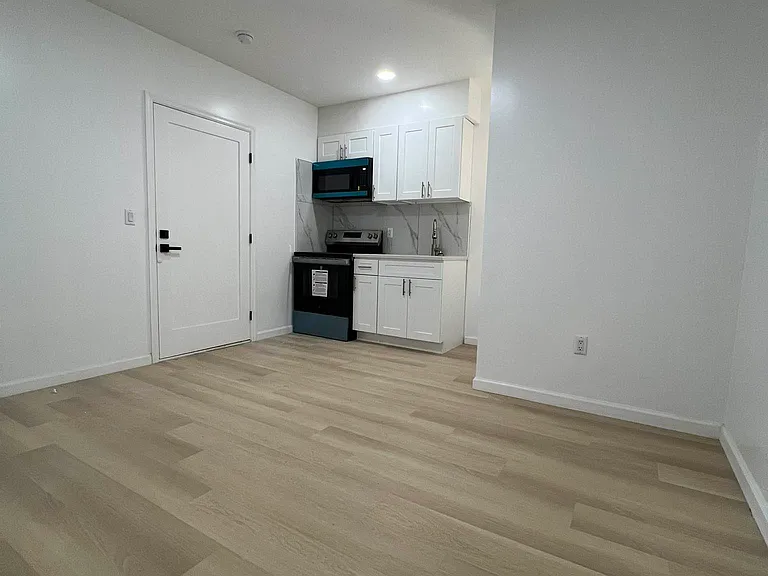 1691 Linden St #1 — Photo 3