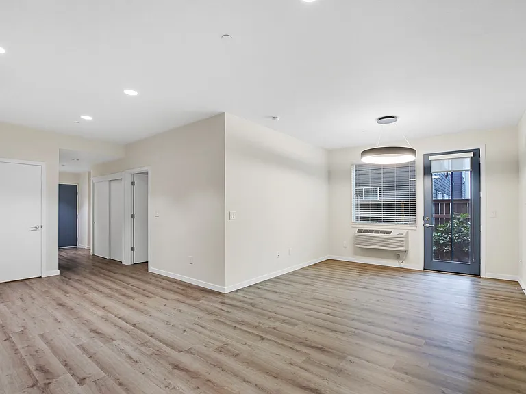 Ellie Jean Apartments — Photo 21
