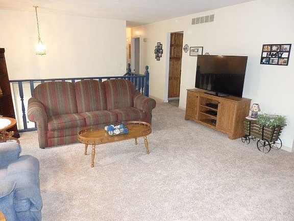 3rd image of 207 Lakeside Dr