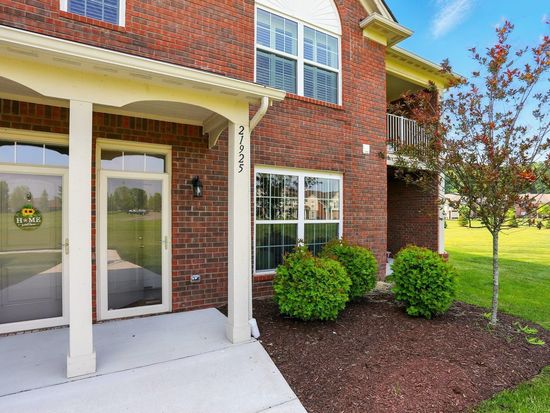 21925 Andover Dr, Macomb, MI 48042