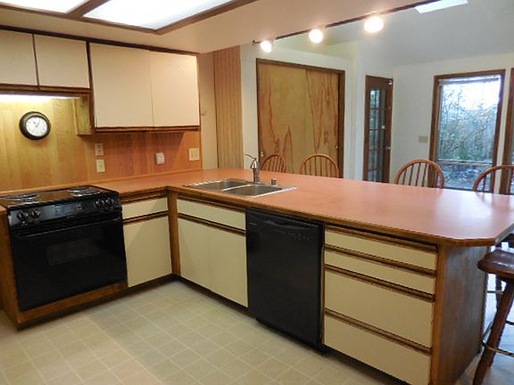 3rd image of 3176 SE Villa Carmel Dr