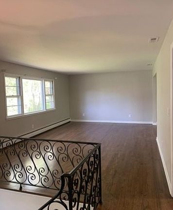 3rd image of 8 Dogwood Cir