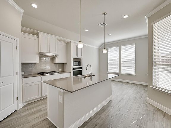 4th image of 1105 Hikey Ln