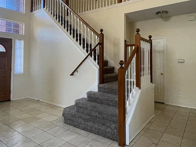 1409 Burlington Dr — Photo 4