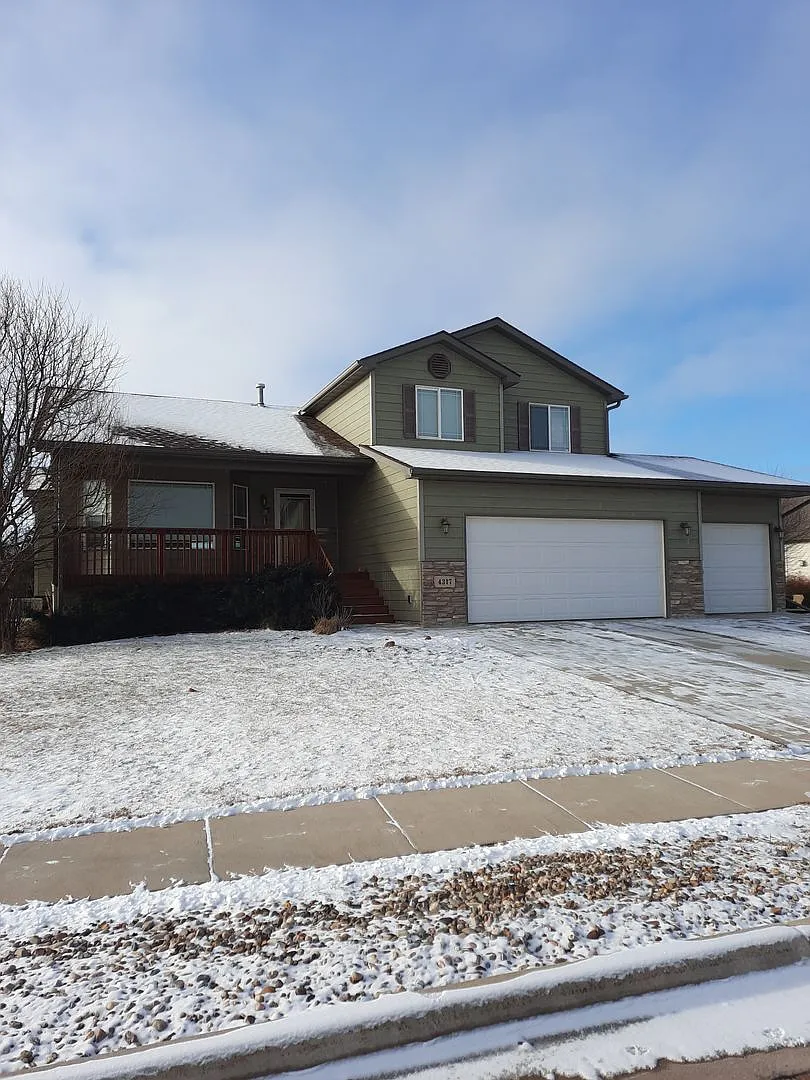 4 Bed | 3.5 Bath | Triple Garage | Red Rocks — Photo 1