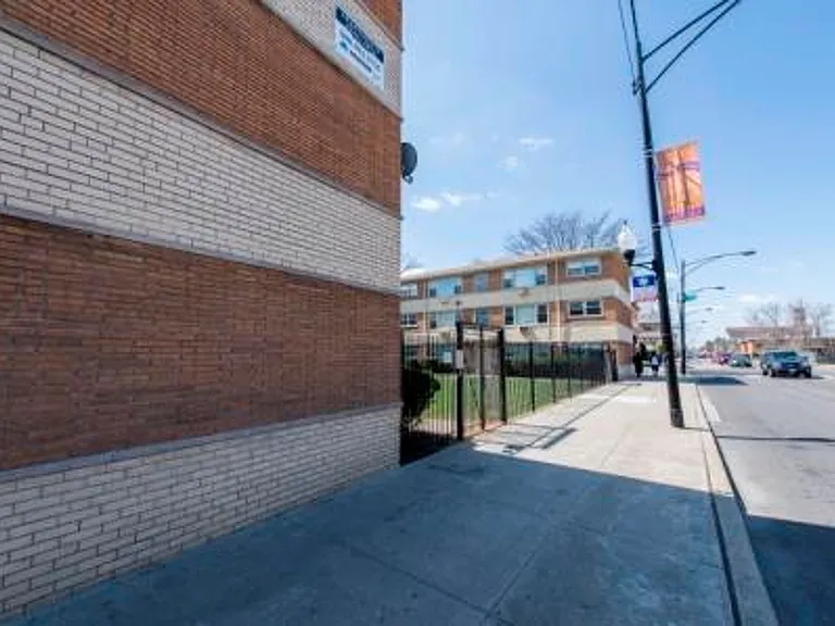 7901 S Paxton Ave — Photo 10