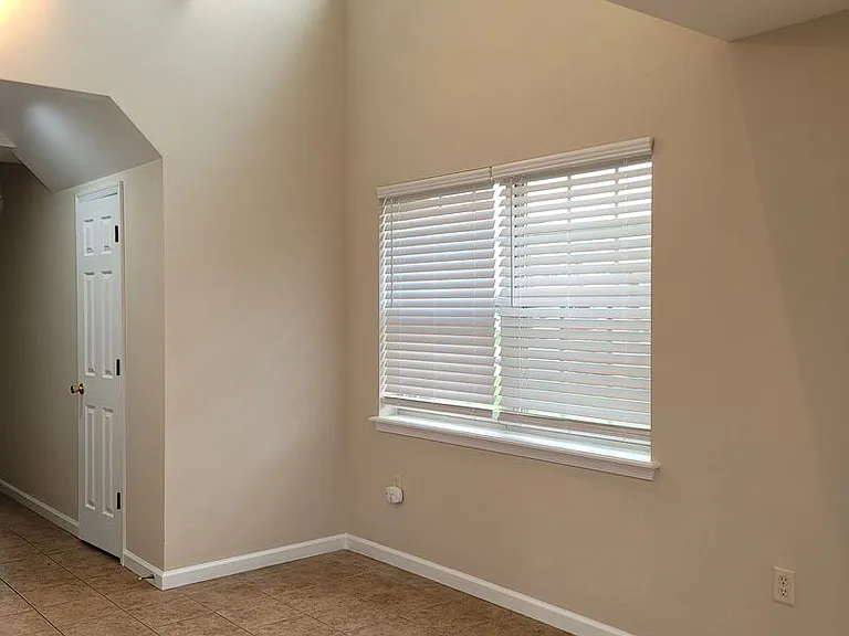 2029 Powell Dr — Photo 3