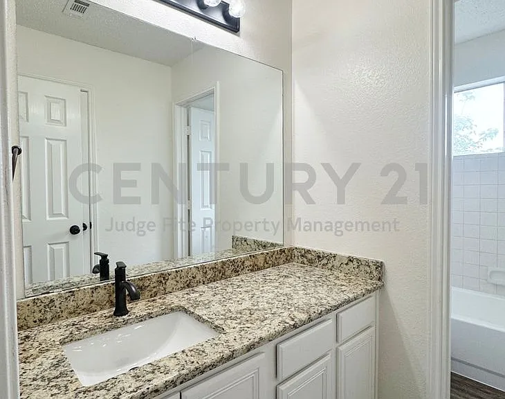 835 Rockett Ln — Photo 15
