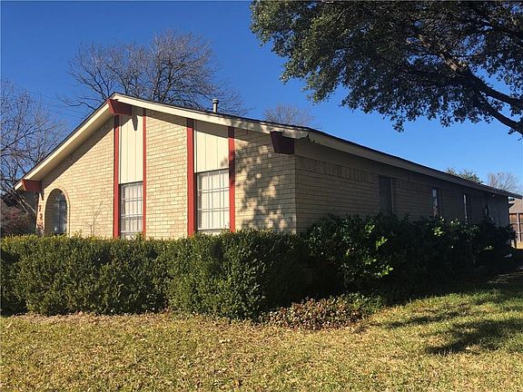 2nd image of 729 Woodcastle Dr