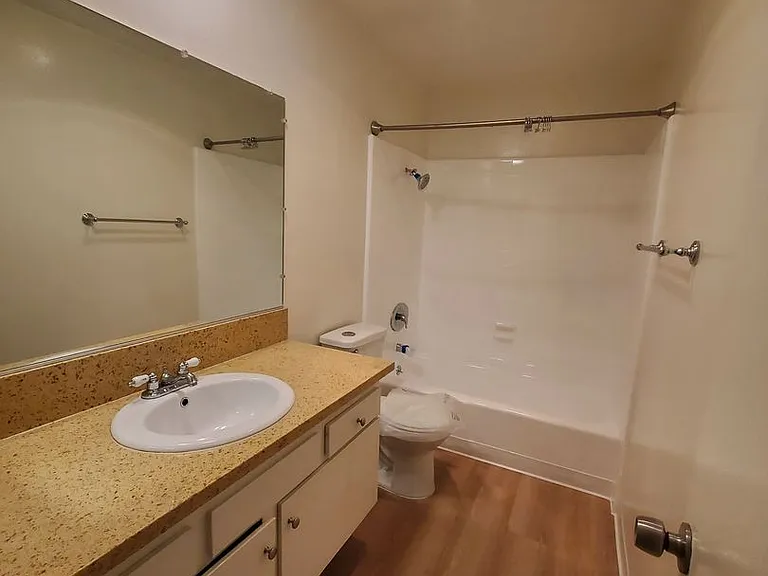 Villa Valencia Apartments — Photo 17
