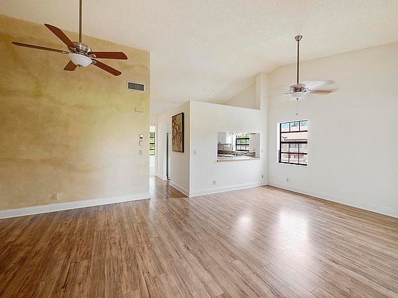 4th image of 402 Freedom Ct