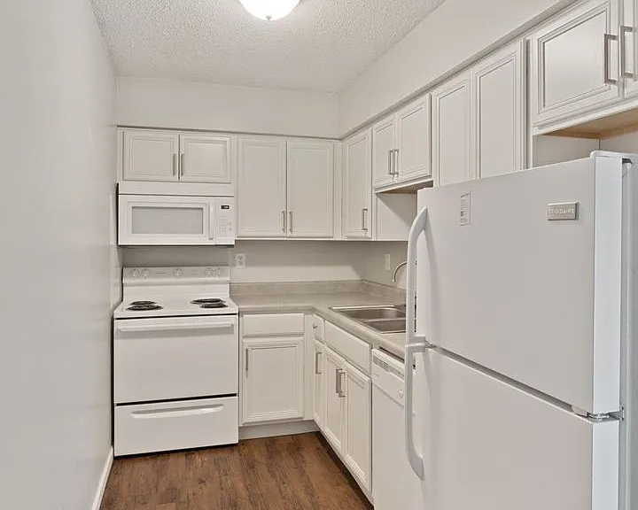 River Edge Apartments — Photo 8