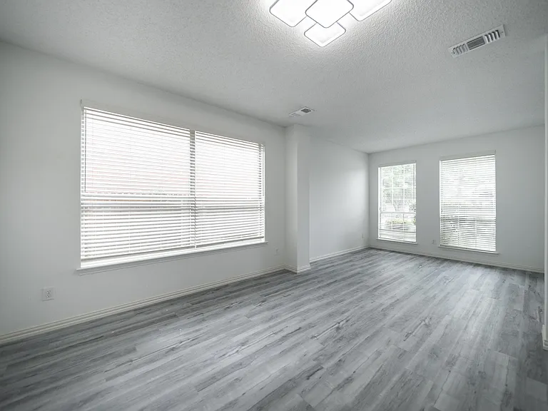 1812 Ingleside Dr — Photo 2