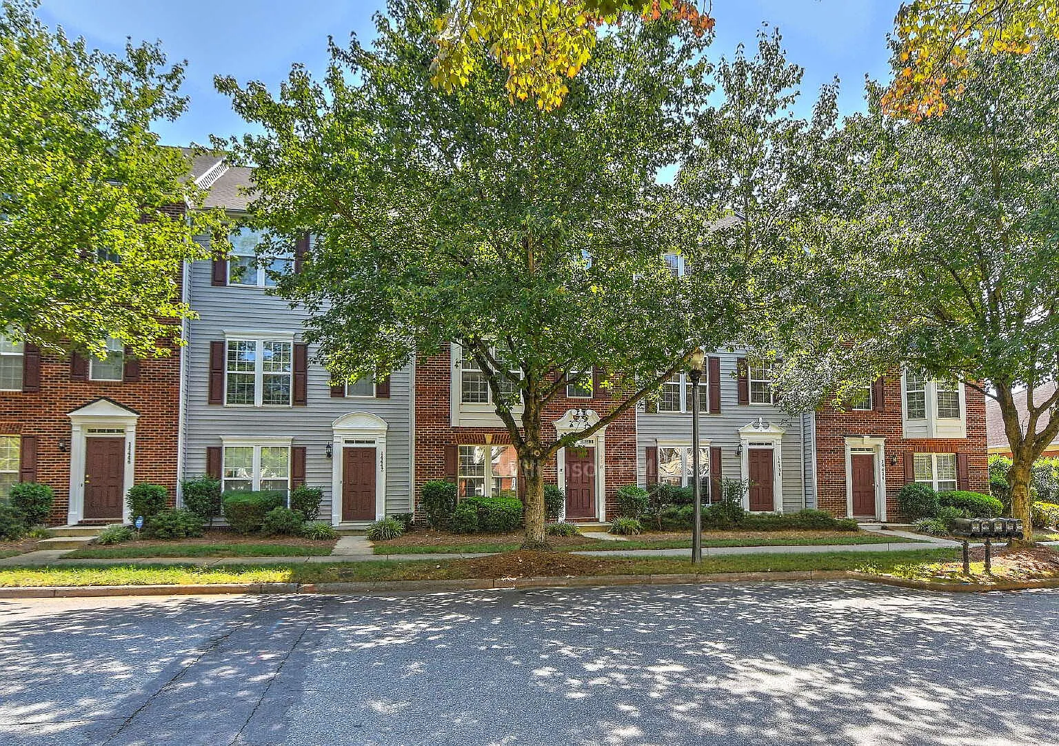 3 bed, 4.0 bath, 1936 sqft, $2,150 — Photo 2