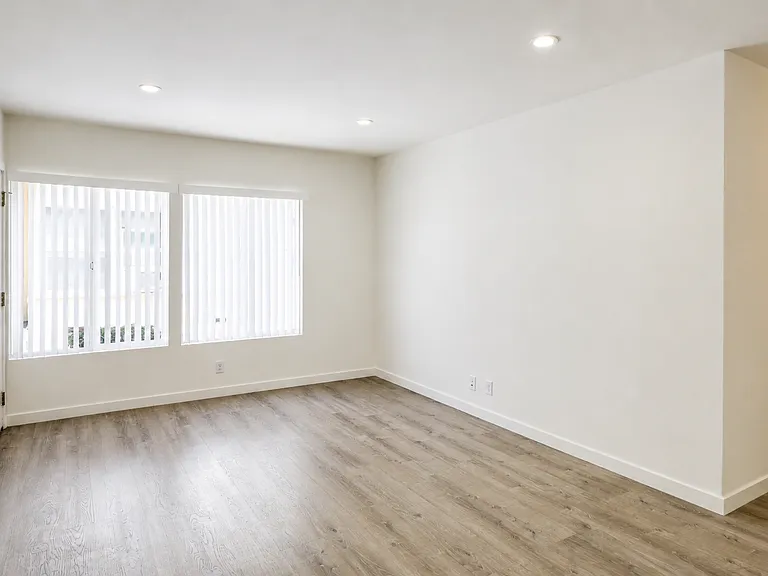 212 W Elk Ave #2 — Photo 6