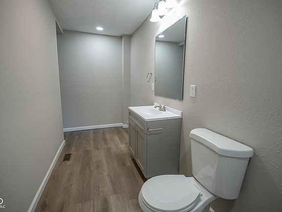 5th image of 822 W 11th St