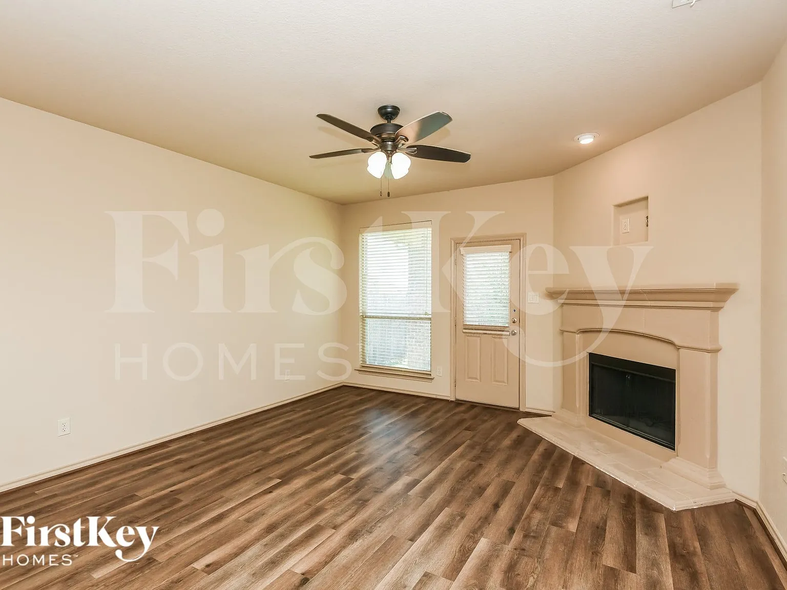 3 bed, 2.0 bath, 1490 sqft, $2,285 — Photo 2