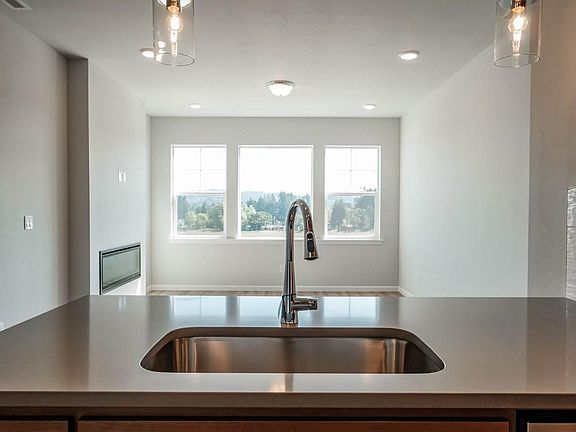 4th image of 8069 SE Kinnaman St