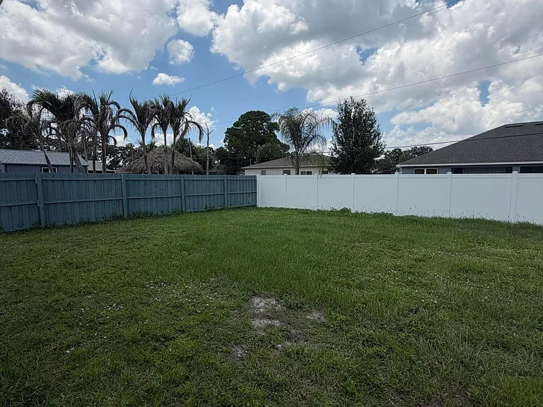 581 NW Goldcoast Ave — Photo 18