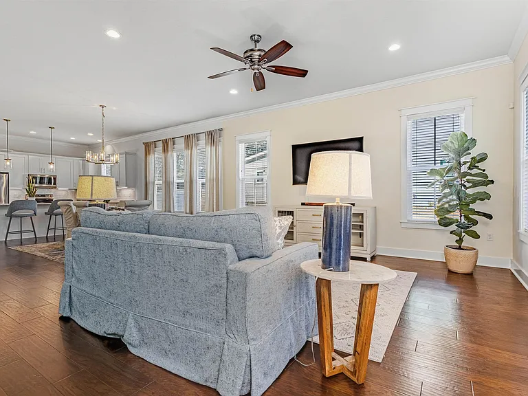 411 Glenview Dr — Photo 3