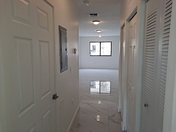 5th image of 340 W 78th Rd #1B-1Ba-640Sqft