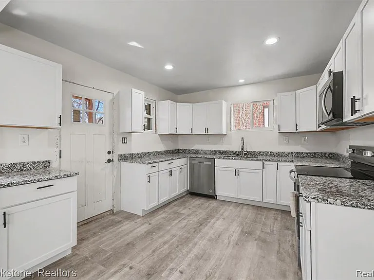 5533 Sheridan St — Photo 9