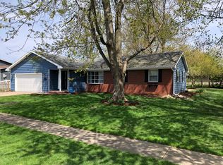 210 Raymond Dr, Mahomet, IL 61853