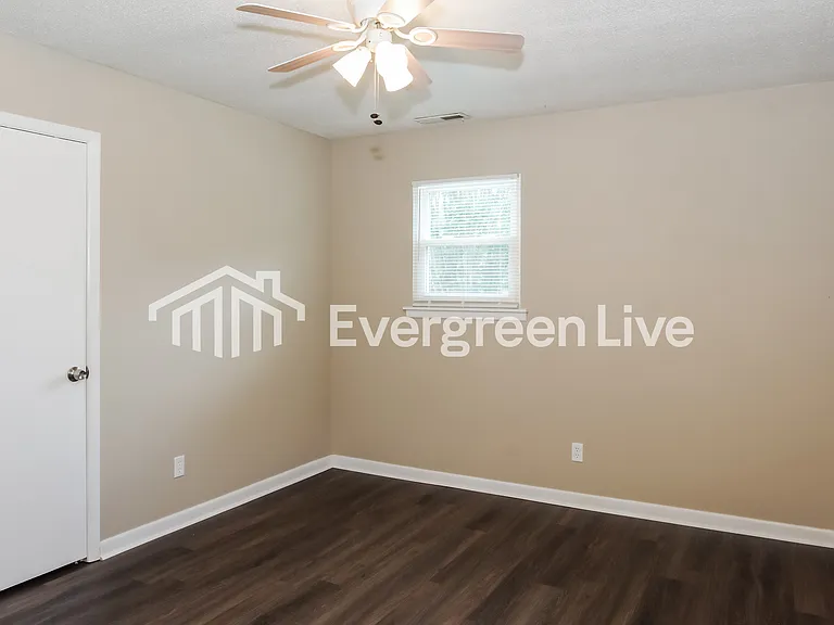121 Edinburgh Dr — Photo 8