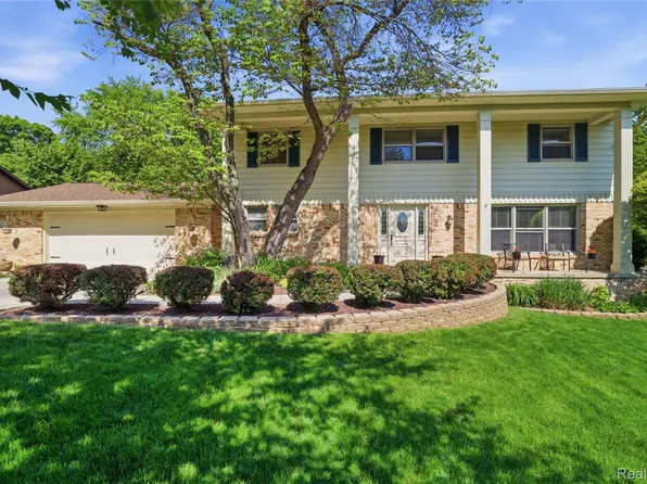 6211 Kings Scepter Rd, Grand Blanc, MI 48439