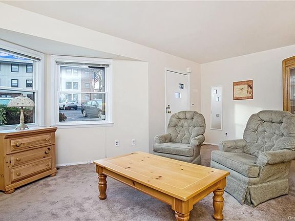 3rd image of 11 Regents Pl APT A