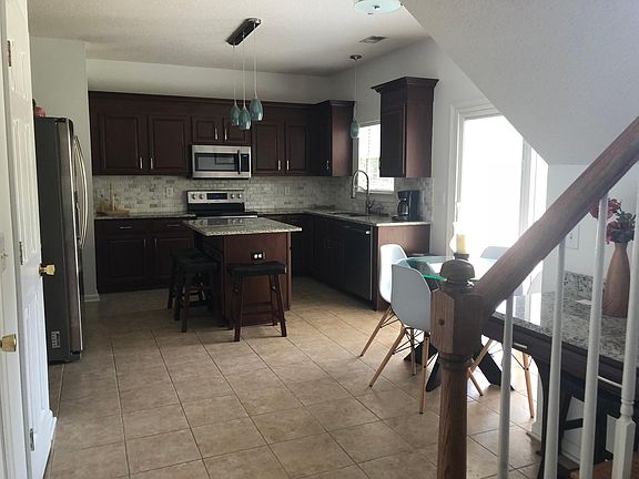 Full Kitchen with Breakfast Nook