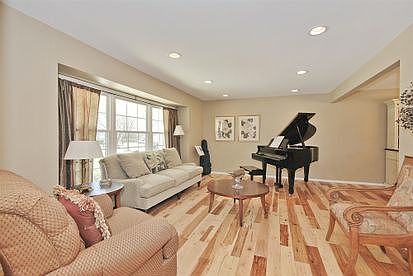 2nd image of 913 Iroquois Ave