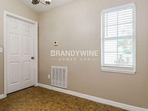 5th image of 1365 E McDonald Ave