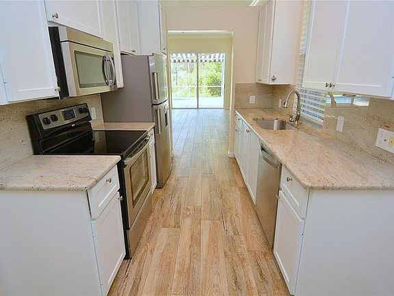 5th image of 140 NW Bentley Cir