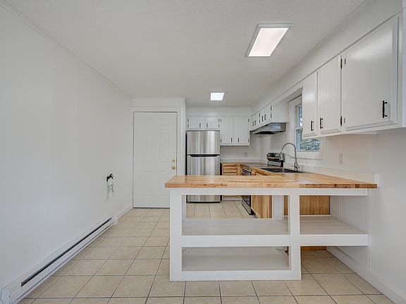 5th image of 20 Emery Ln Unit 4
