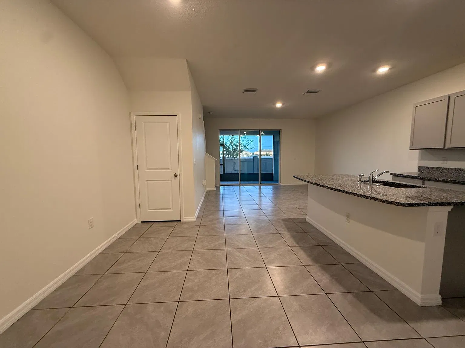 3 bed, 2.5 bath, 1673 sqft, $2,100 — Photo 2