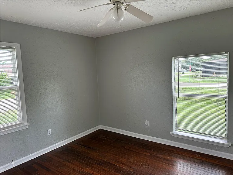 5345 Higgins St — Photo 7