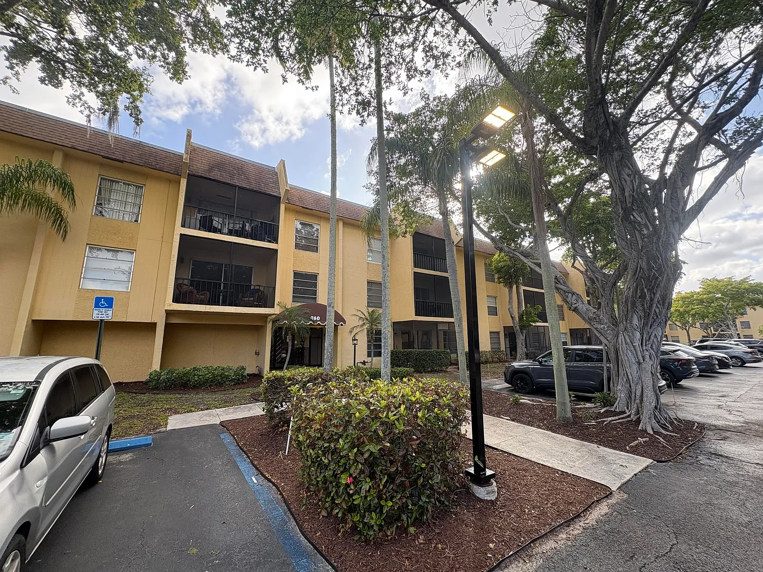 2 bed, 2.0 bath, 936 sqft, $2,300 — Photo 2