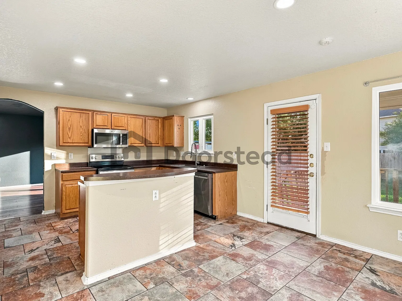 3 bed, 2.5 bath, 2496 sqft, $2,150 — Photo 4