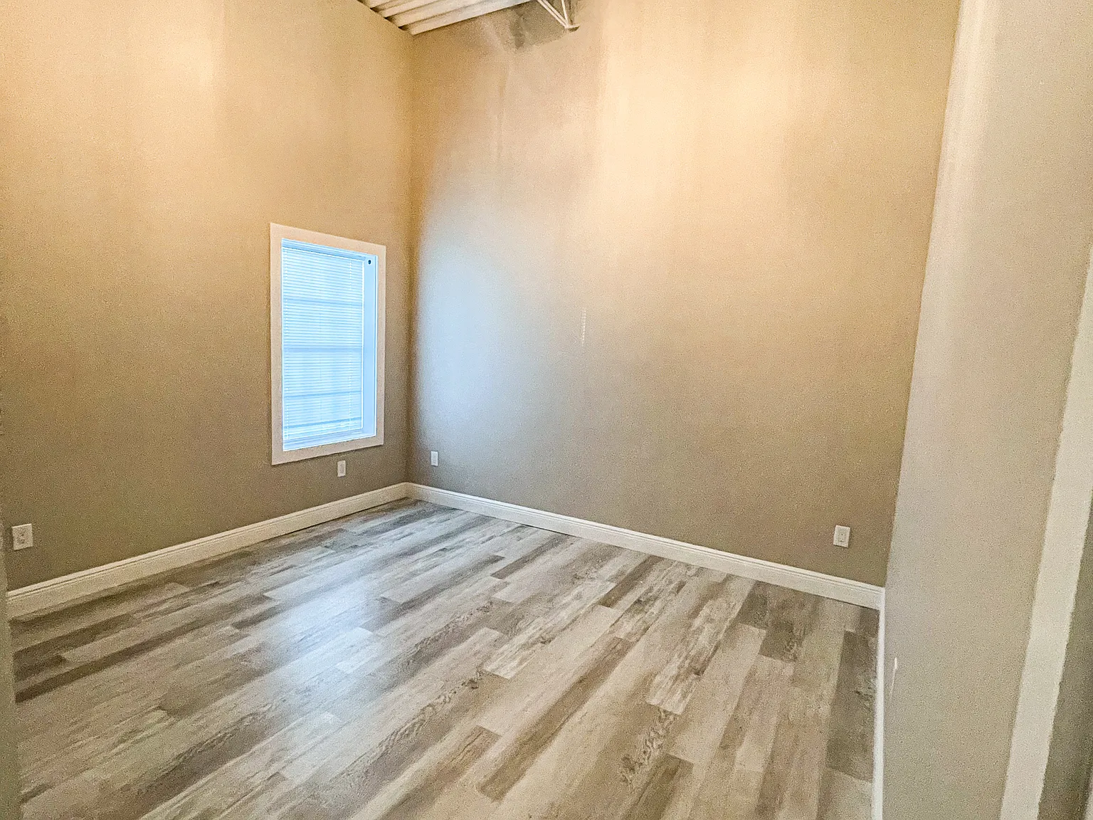 902 Howard Ave — Photo 4