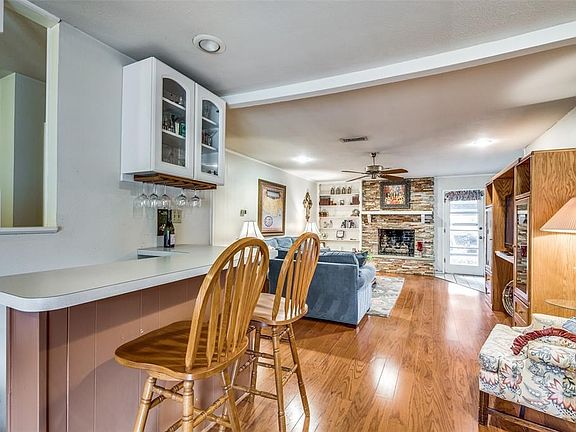 3rd image of 1602 Tulip Dr
