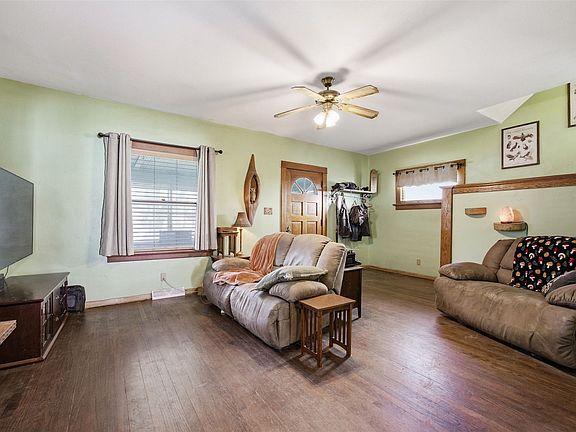 3rd image of 1529 D Ave NE