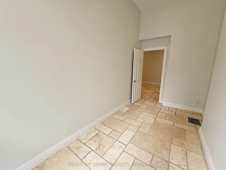 550 Yonge St #2F — Photo 15
