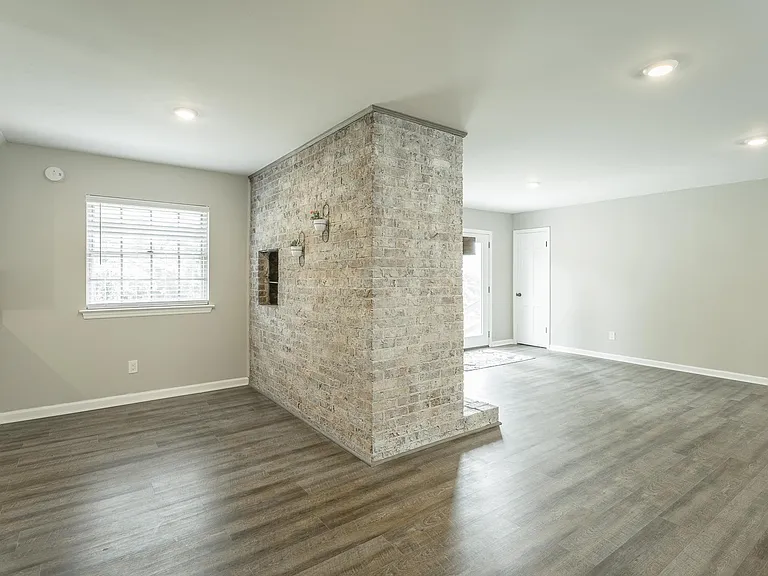 1403 Clearpoint Dr — Photo 10
