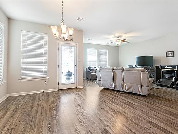 4th image of 204 E Lake Dr