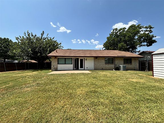 2nd image of 930 Briar Way