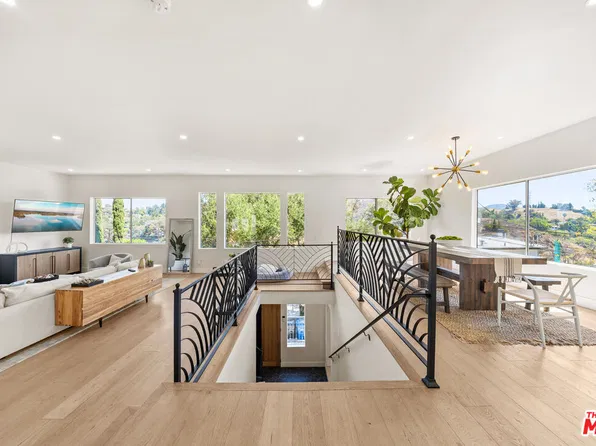 2927 Park Center Dr, Los Angeles, CA 90068
