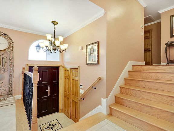 5th image of 396 Bruce Ct